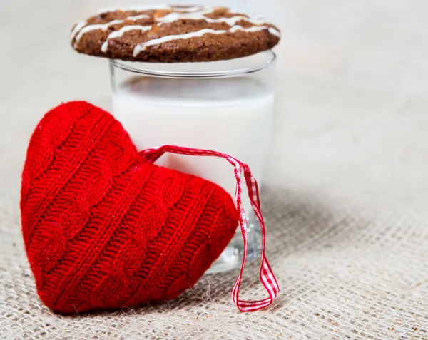 Mléko, cookie a červené srdce — Stock fotografie