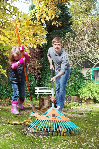 Raking autumn leaves — Stock Photo, Image