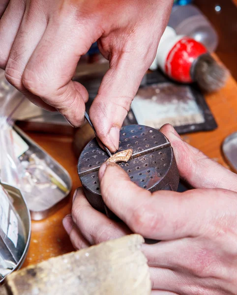 Creación de pendientes de oro — Foto de Stock