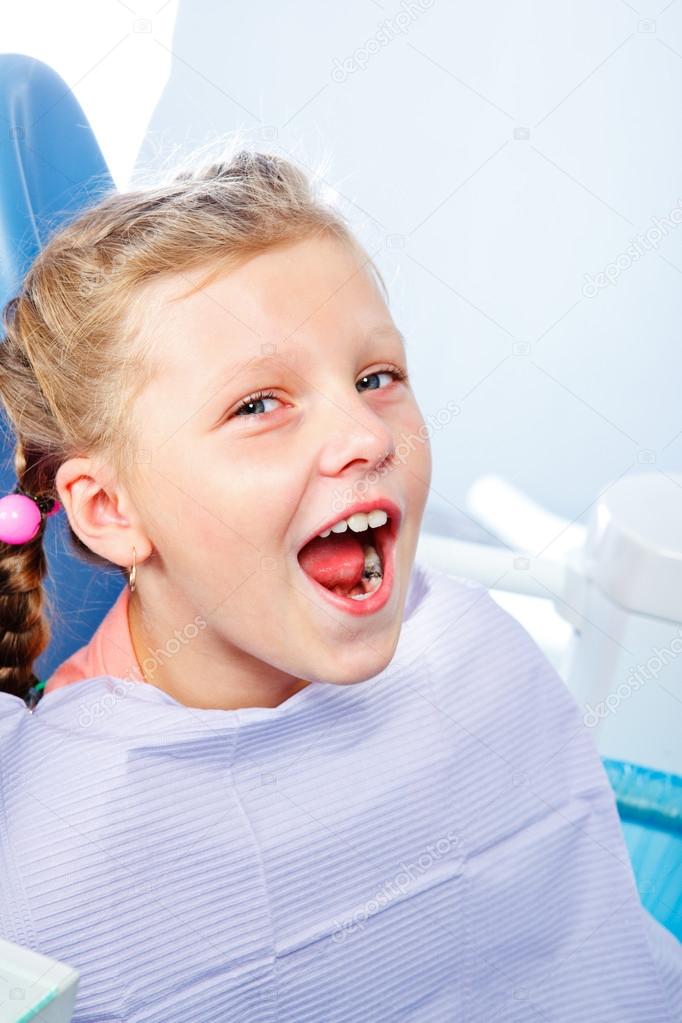 Kid opening mouth for oral exam