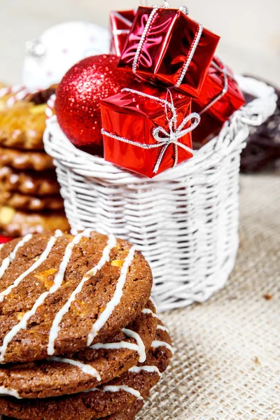 Plätzchen und Geschenke — Stockfoto