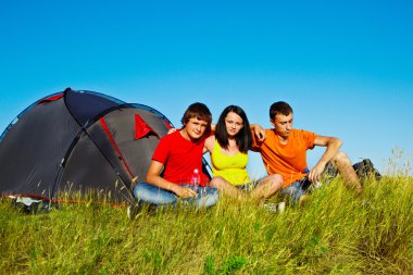 Gençler yanında bir çadır