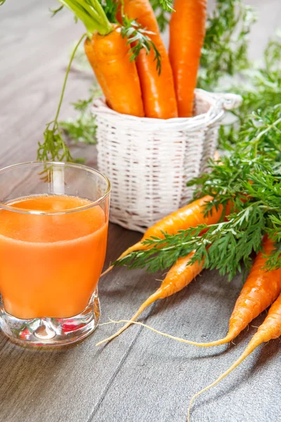 Природні морквяний сік — стокове фото