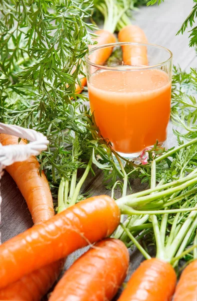 Cenouras frescas e suco saudável — Fotografia de Stock