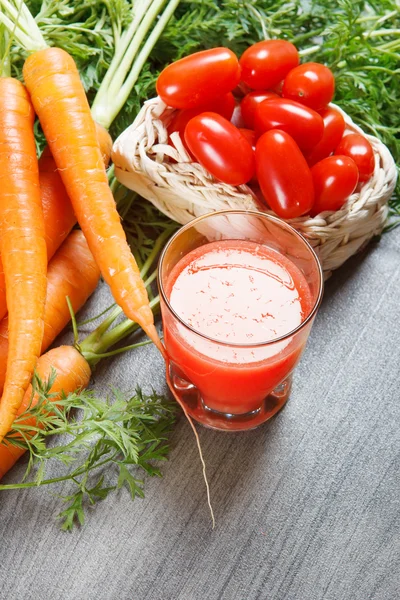 Zanahoria y jugo de tomate en vaso —  Fotos de Stock