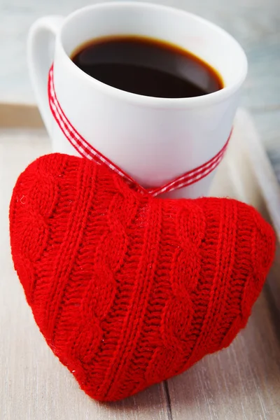 Koffie beker en rood hart — Stockfoto