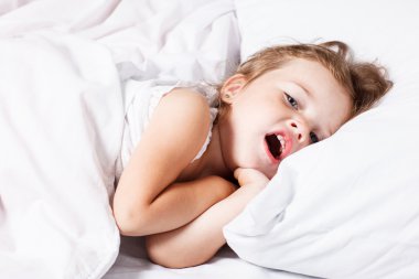 küçük kız esneme