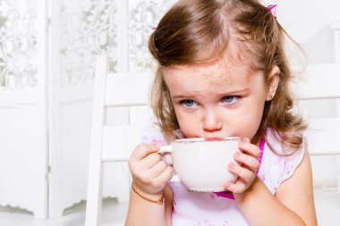 çay bardağı ile kız