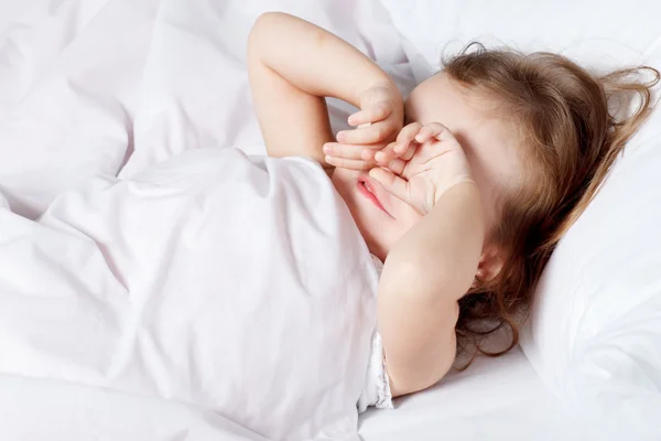 Menina esfregando os olhos — Fotografia de Stock