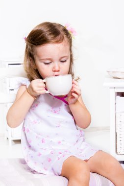 çay olan çocuğun