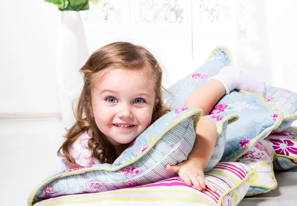 Chica con almohadas — Foto de Stock