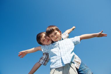İki çocukla kollarını iyice aç