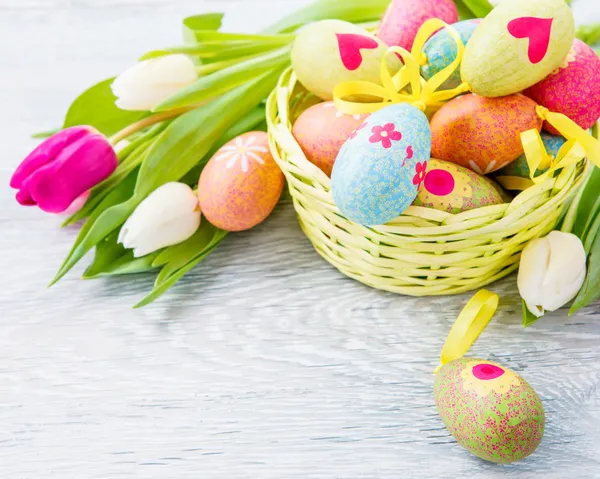 Huevos de Pascua acostados en cesta — Foto de Stock