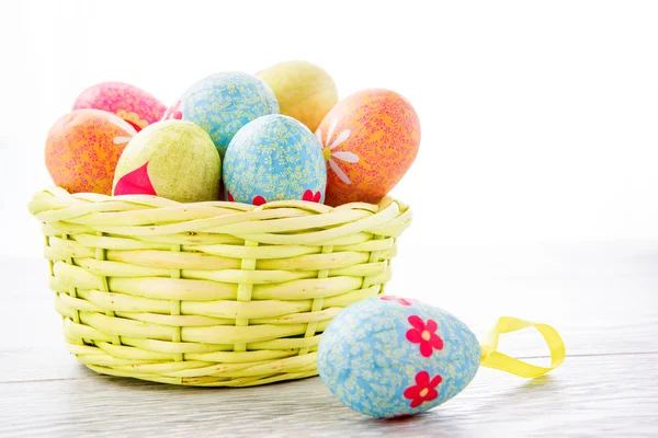 Coloridos huevos de Pascua — Foto de Stock