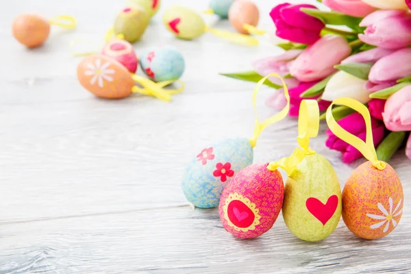 Tulipanes de primavera y huevos de Pascua — Foto de Stock