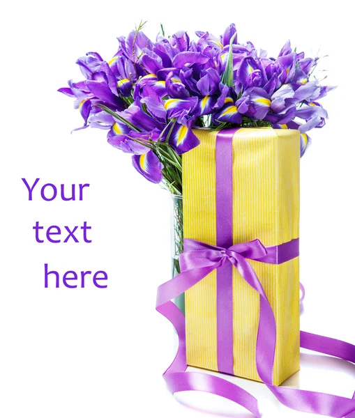 Flowers and gift — Stock Photo, Image