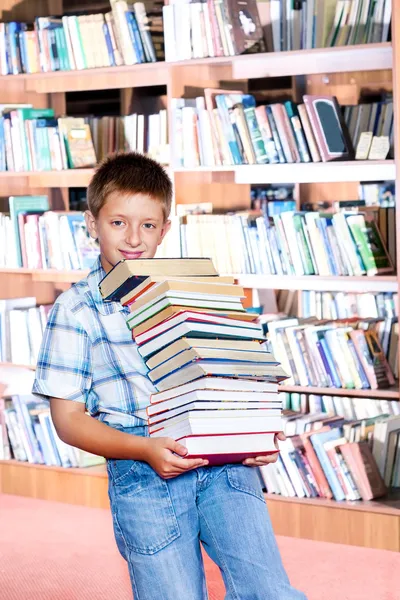 Garçon avec des livres en papier — Photo