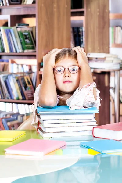 Ragazza in una biblioteca — Foto Stock