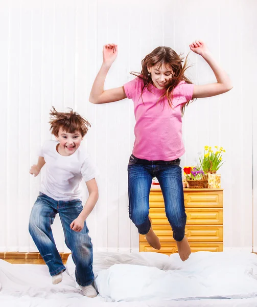 Niños Jumping — Foto de Stock