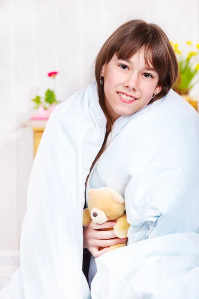 Девочка-подросток, покрытая одеялом — стоковое фото