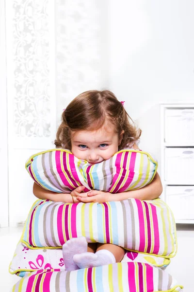 Ragazza bambino con cuscini — Foto Stock