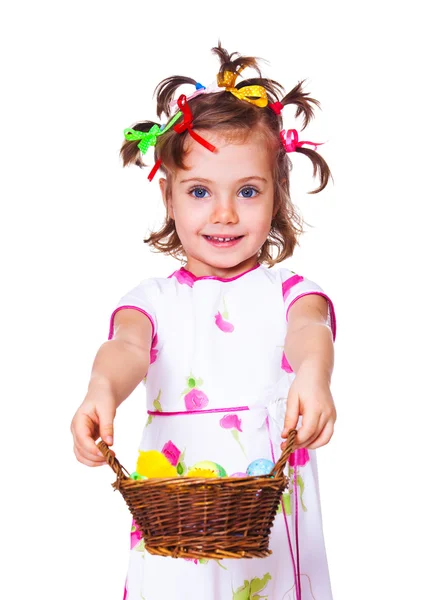 Menina segurando cesta com decoração de Páscoa — Fotografia de Stock