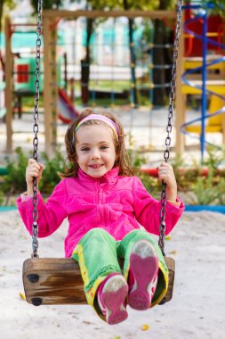 Çocuk bir salıncak üzerinde