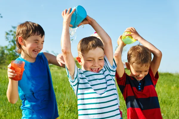 Glückliche Jungen planschen Wasser — Stockfoto