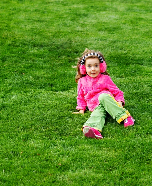 Niña preescolar sentada en la colina —  Fotos de Stock