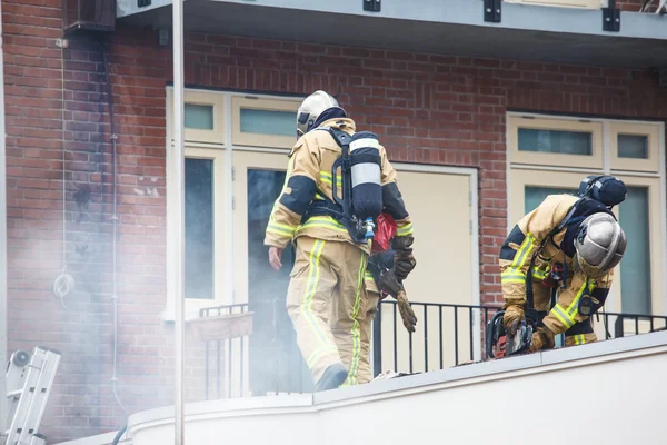 Utrustade brandmän — Stockfoto