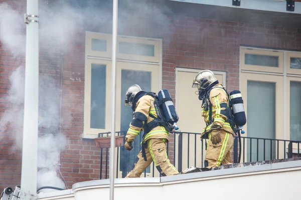 Räddningsarbetare med Syrgasmasker på — Stockfoto