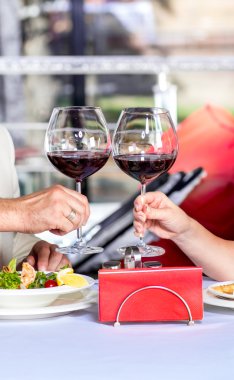 bardak kırmızı şarap ile