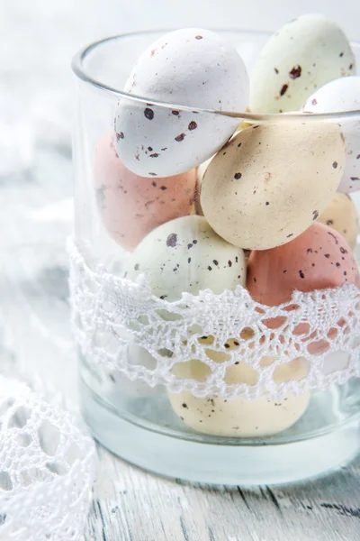 Ovos de codorna em um copo — Fotografia de Stock