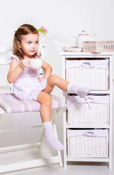Дошкольная девочка с чайной чашкой — стоковое фото
