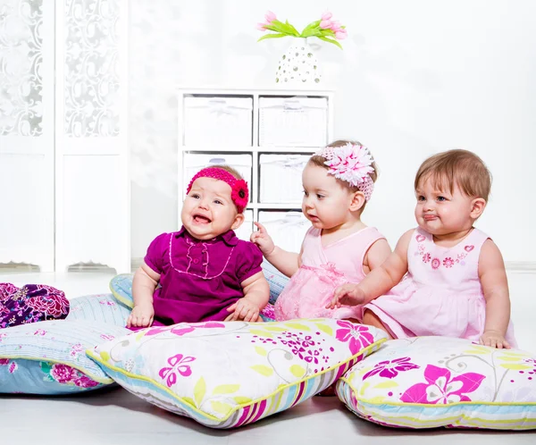 Dzieci wśród poduszki — Zdjęcie stockowe