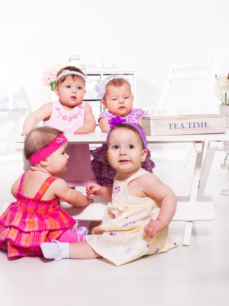 Grupo de bebês em roupas festivas — Fotografia de Stock