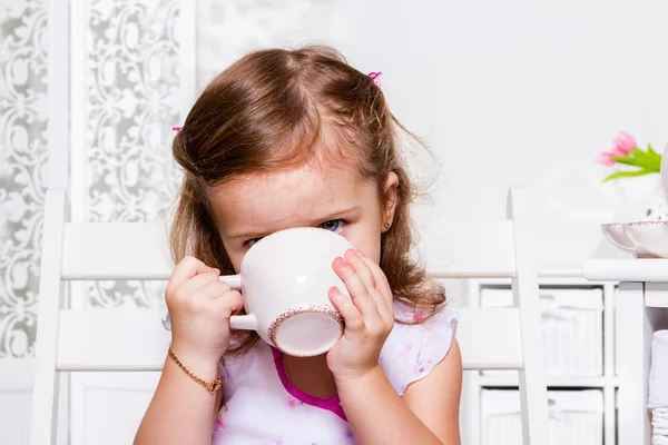 Óvodai lány egy csésze — Stock Fotó