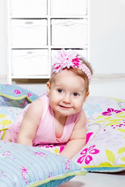Yastıklar üzerinde yatan bebek güzel kız — Stok fotoğraf