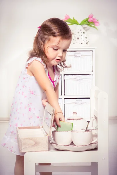 Girl making tea — Stock Photo, Image