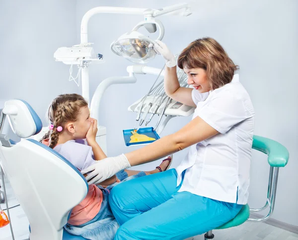 Kid unwilling to show her teeth — Stock Photo, Image