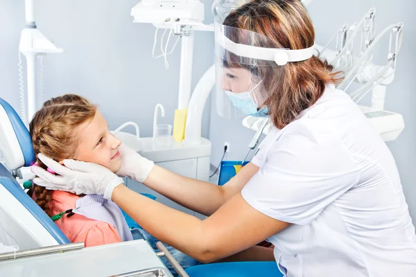 In der Zahnarztpraxis — Stockfoto