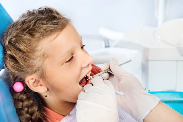 Grl in a dentist's chair — Stock Photo, Image