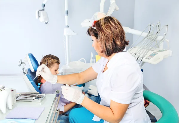 Niño en una silla de dentista — Foto de Stock