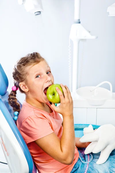 Friska barn äta ett äpple — Stockfoto
