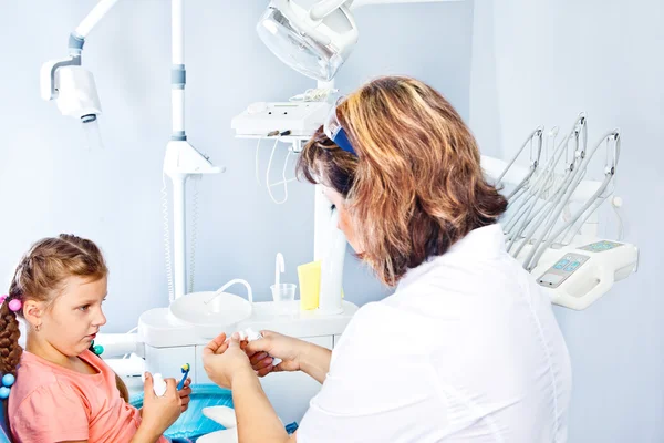 Teaching oral hygiene — Stock Photo, Image