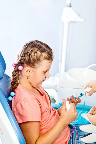 Niño sosteniendo cepillo de dientes —  Fotos de Stock