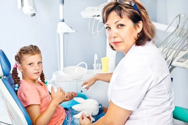 Zubaře dávat instrukce ústní hygieny — Stock fotografie