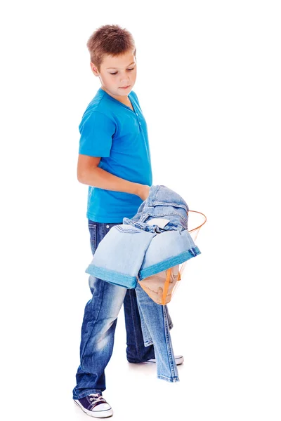 Junge fängt Jeanskleidung — Stockfoto