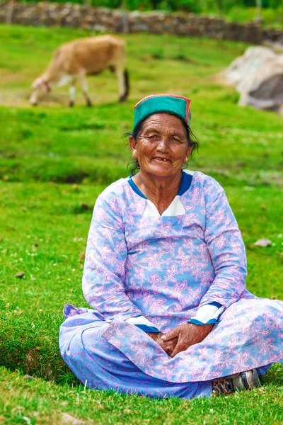 Женщина-пастух в Гималаях — стоковое фото