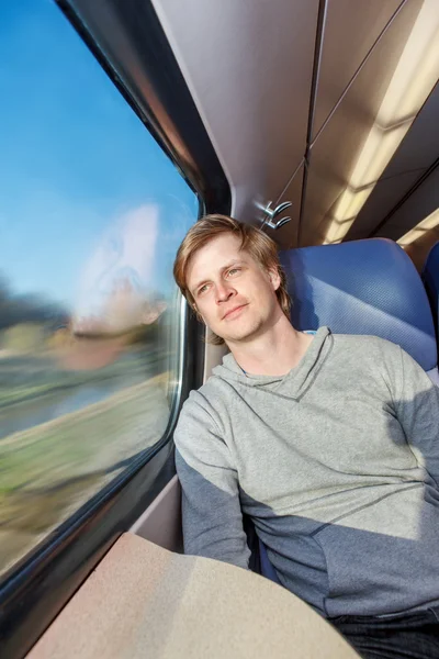 Mann mit dem Zug unterwegs — Stockfoto